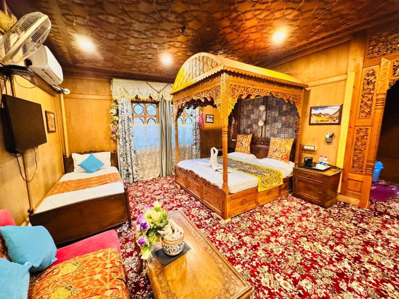 Hotel Crown Of India Group Of Houseboats à Srīnagar Extérieur photo