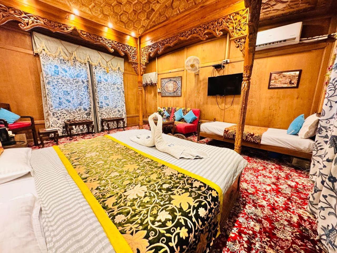 Hotel Crown Of India Group Of Houseboats à Srīnagar Extérieur photo
