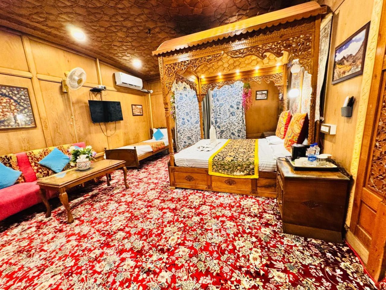 Hotel Crown Of India Group Of Houseboats à Srīnagar Extérieur photo