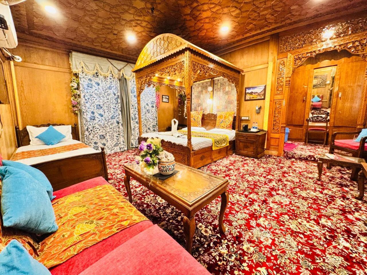 Hotel Crown Of India Group Of Houseboats à Srīnagar Extérieur photo