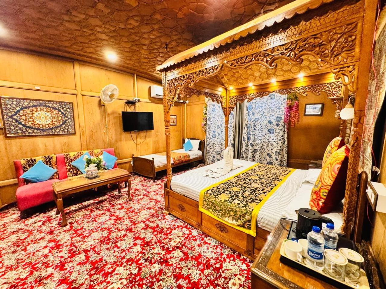 Hotel Crown Of India Group Of Houseboats à Srīnagar Extérieur photo