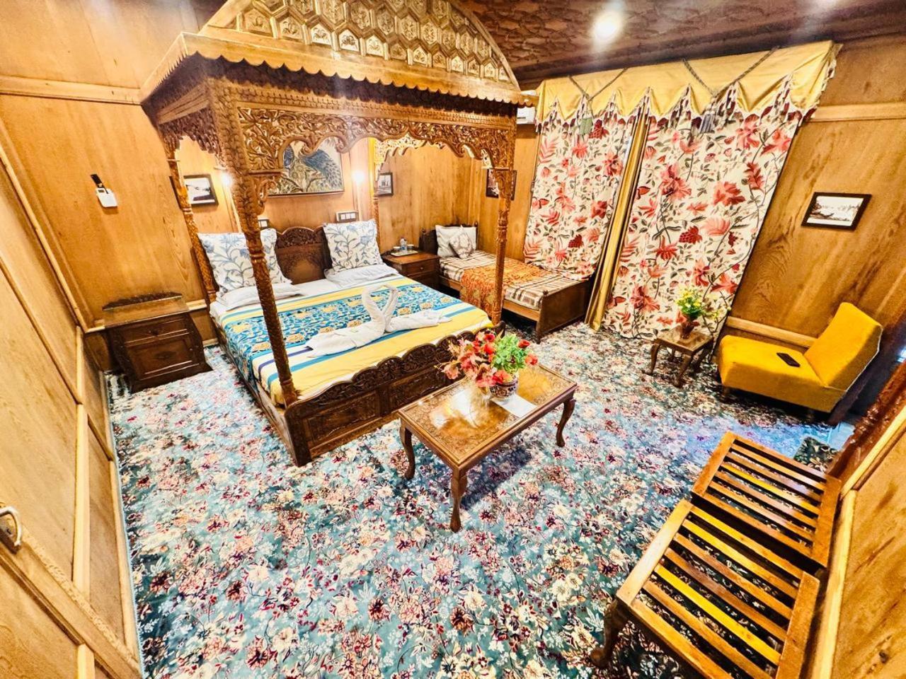 Hotel Crown Of India Group Of Houseboats à Srīnagar Extérieur photo